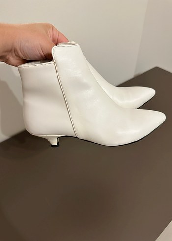 Beyaz Stiletto Topuklu Minimalist Kadın Bot