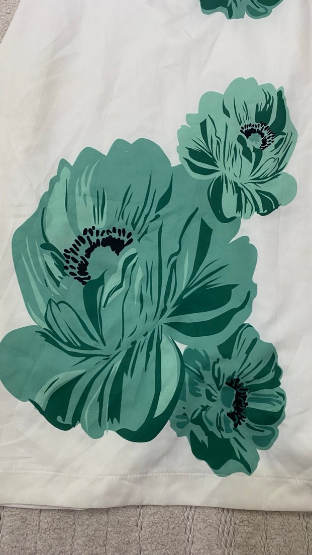 Beyaz Üzerine Yeşil Çiçek Desenli şık elbise - Görsel 2