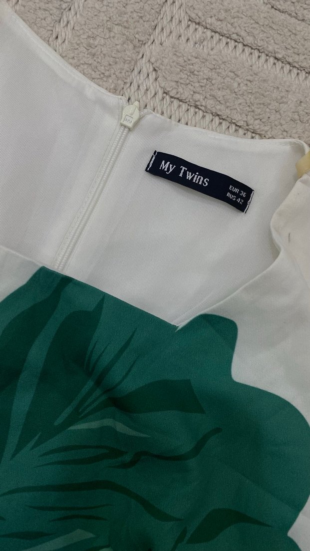 Beyaz Üzerine Yeşil Çiçek Desenli şık elbise - Görsel 3