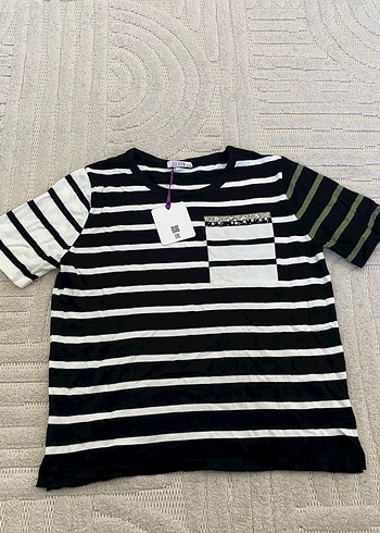 Beyaz Siyah Çizgili Kadın Tişört - Görsel 2