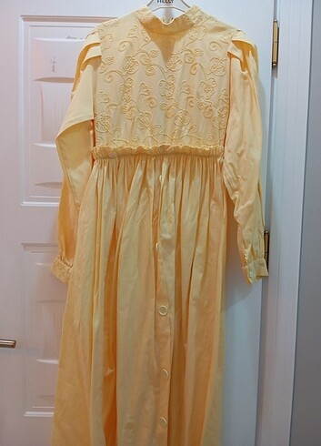 Sarı nakışlı düğmeli elbise 