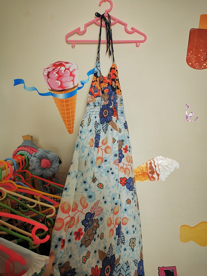 Renkli Desenli elbise boyundan bağcıklı - Görsel 2