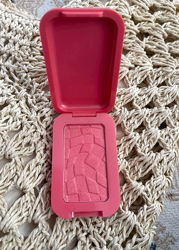 Beden Nyx Buttermelt Pembe Allık