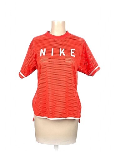 Nike T-shirt %70 İndirimli.