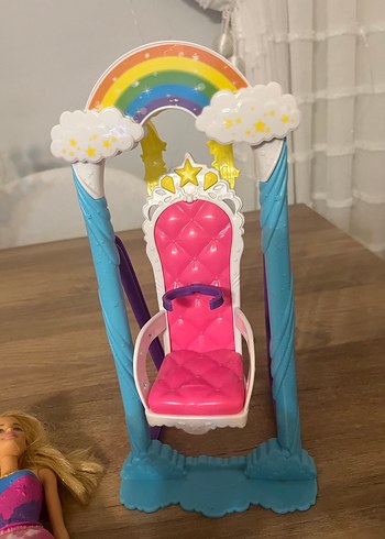 BARBİE Renkli Elbiseli Bebek ve Gökkuşağı Sallanan Sandalye - Görsel 3