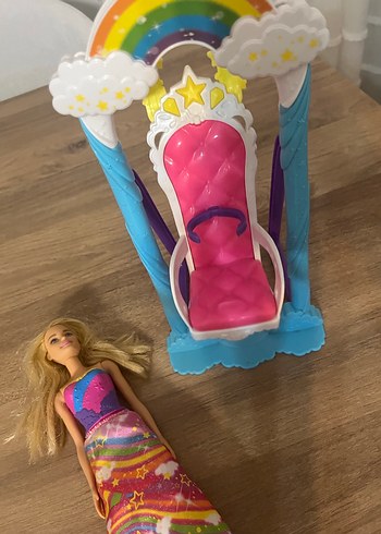BARBİE Renkli Elbiseli Bebek ve Gökkuşağı Sallanan Sandalye - Görsel 2