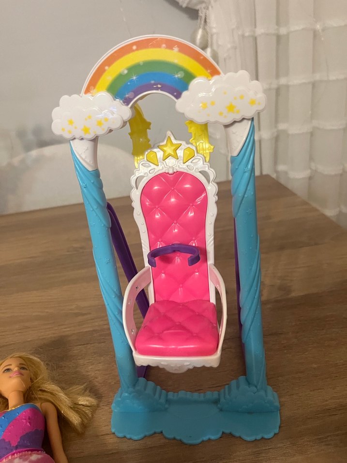 BARBİE Renkli Elbiseli Bebek ve Gökkuşağı Sallanan Sandalye - Görsel 3