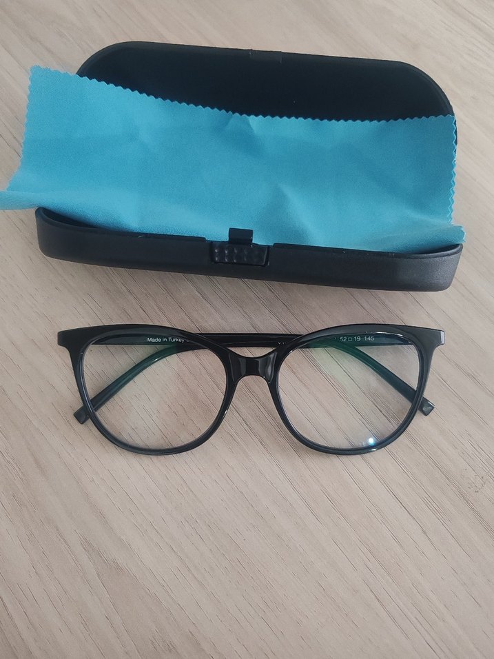 Fiyonk Detaylı Siyah Kadın Gözlüğü - Görsel 3