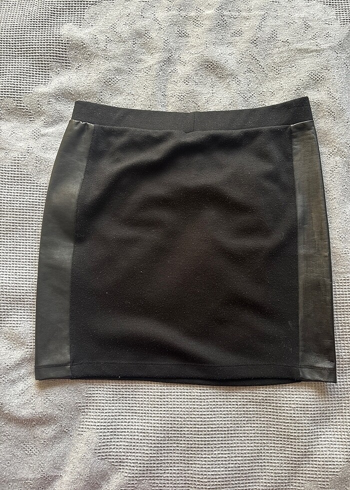 Deri detaylı siyah etek - Görsel 2