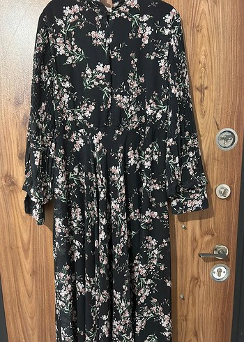 Çiçek Desenli Siyah Uzun Piliseli Elbise - Görsel 2