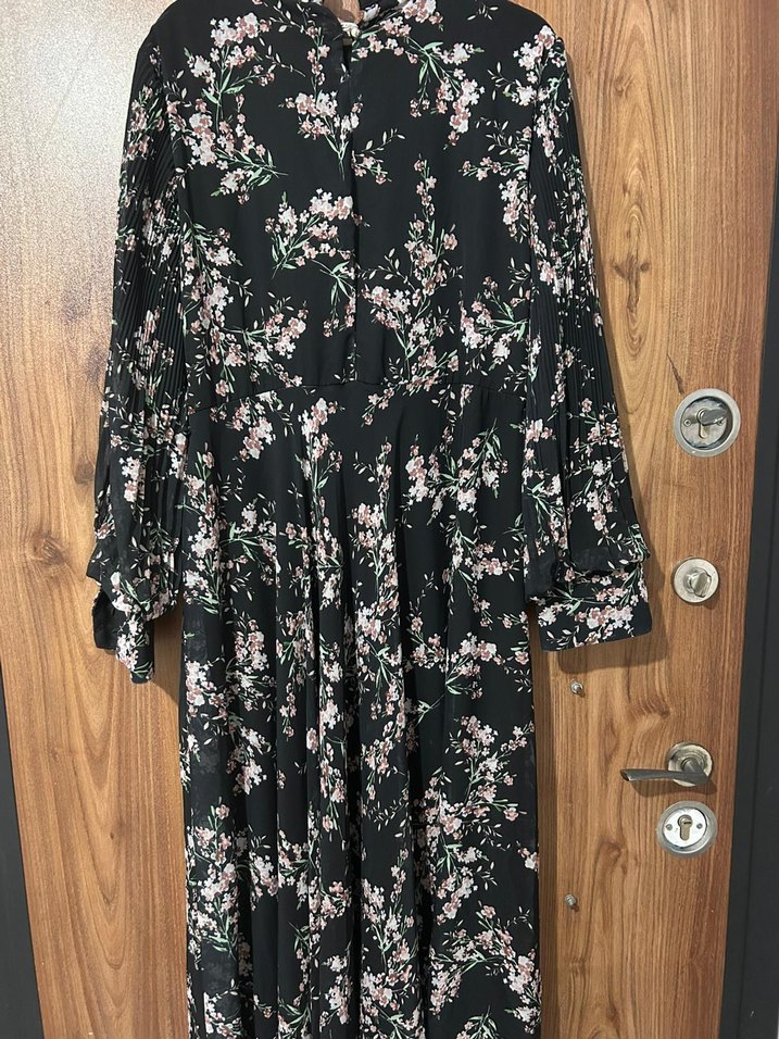 Çiçek Desenli Siyah Uzun Piliseli Elbise - Görsel 2