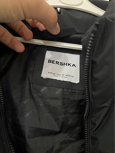 m Beden Bershka Yelek sıfırdan farksız 2 kere giyilmiştir