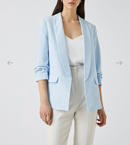 Bebe mavi blazer çeker