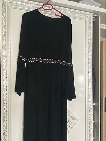 Siyah pilleli elbise