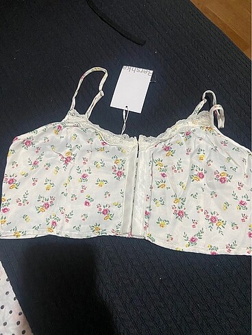 Bershka Çiçek Desenli Saten Crop