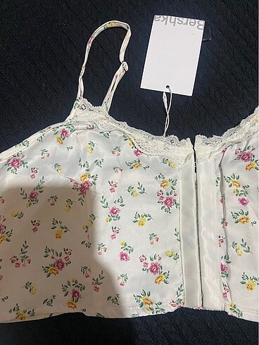 Bershka Bershka Çiçek Desenli Saten Crop