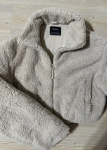 BERSHKA PELUS CROP MONT