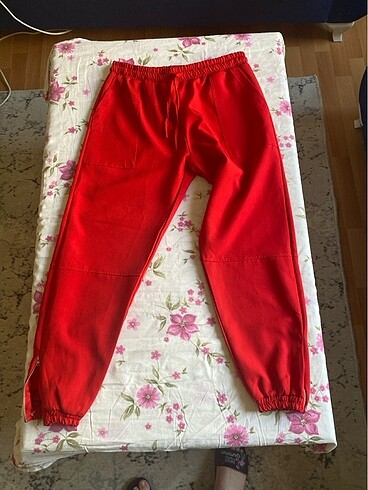 Kırmızı pantolon