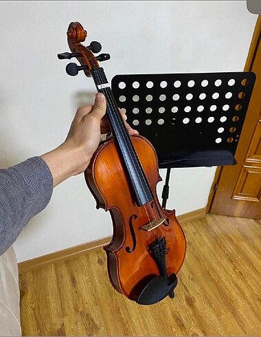 Kutusuyla birlikte keman