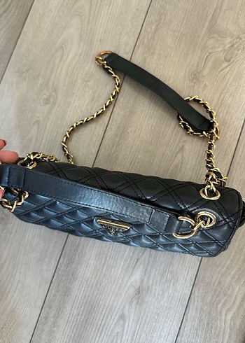 Beden Guess Zincir Detaylı Siyah Kadın Deri Çanta