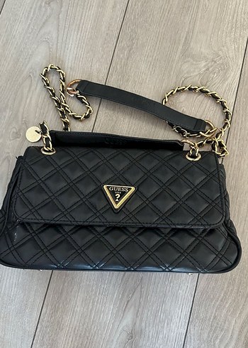 Guess Zincir Detaylı Siyah Kadın Deri Çanta