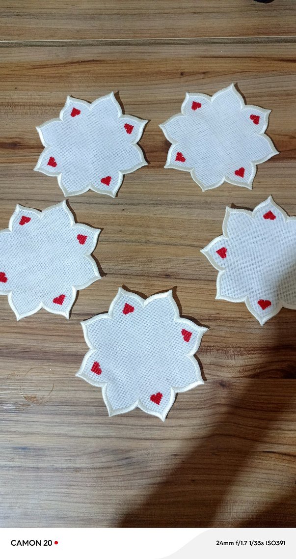 Kalp Motifli Beyaz Nakışlı Sunum Peçetesi - Görsel 2