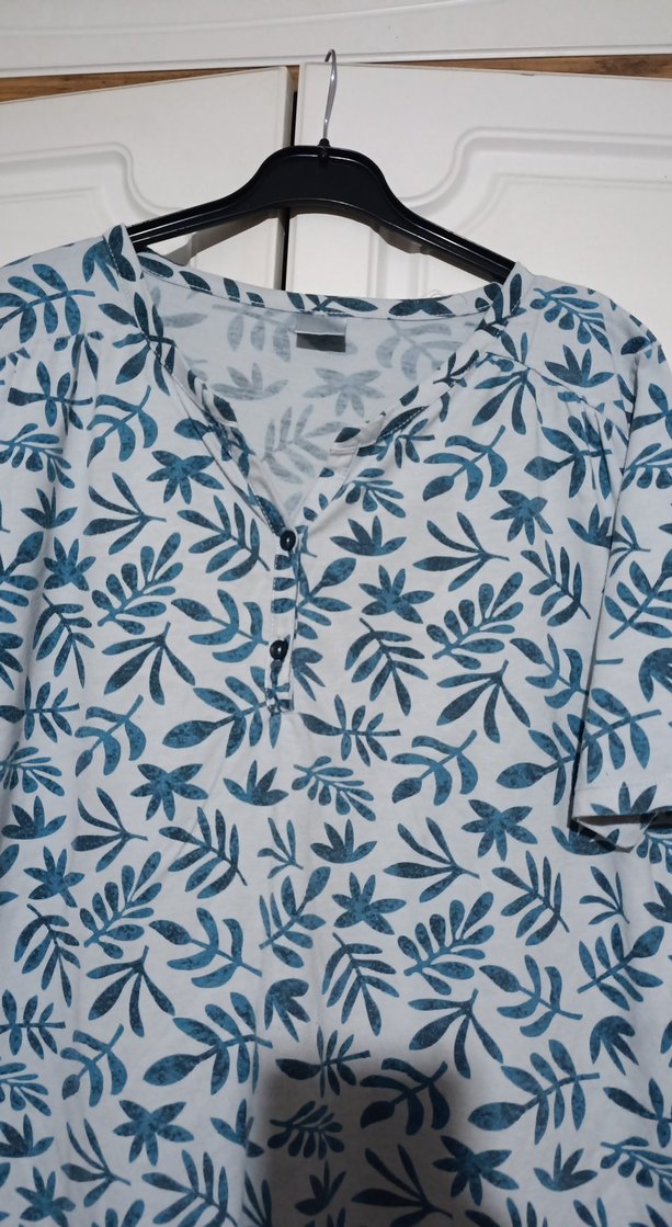 Düğmeli V Yaka Mavi Desenli Tişörtü - Görsel 2