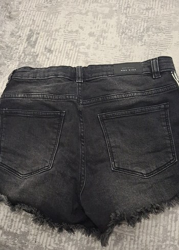 Siyah Nakışlı Kadın Mini Denim Şort - Görsel 3