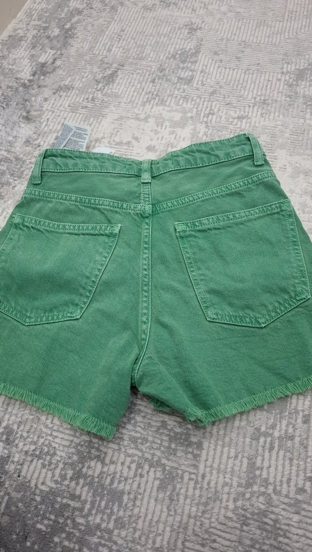 Yeşil İşlemeli Kemerli Kısa Kot Şort - Görsel 4