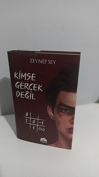 Kimse gerçek değil 