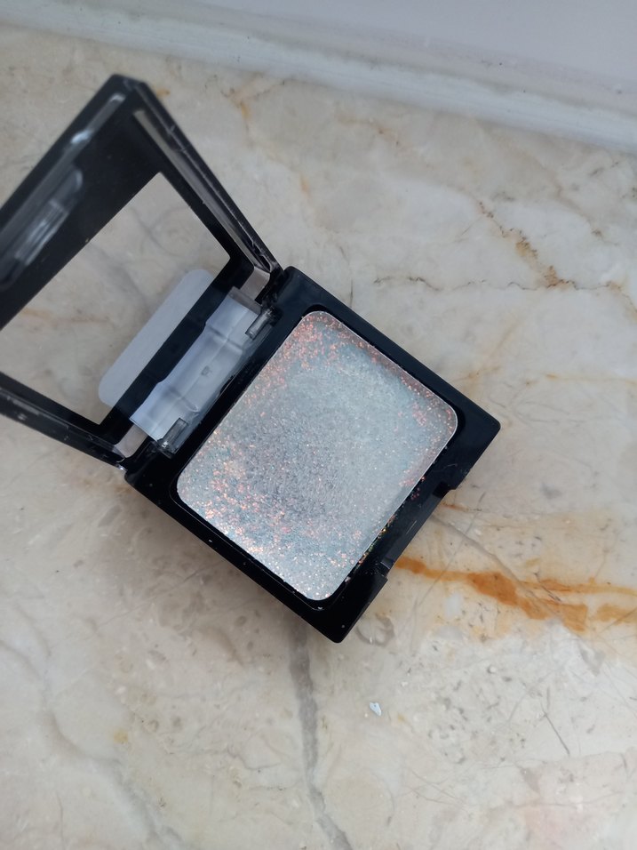 Wet n Wild Siyah Göz Farı E351C Bleached - Görsel 4
