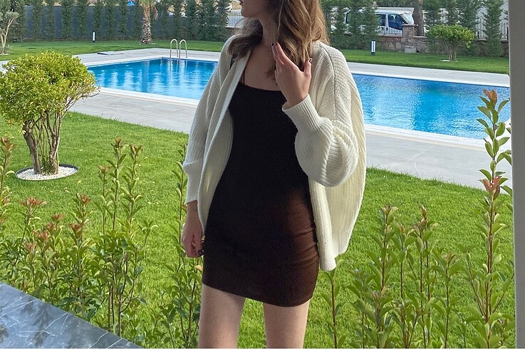 Kahverengi mini askılı elbise
