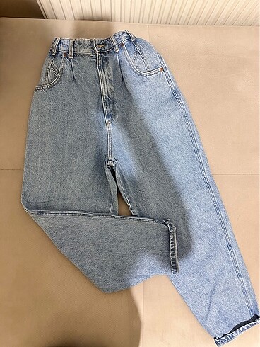 Zara 34 beden yüksel bel slouchy jean duruşu resimde mevcut