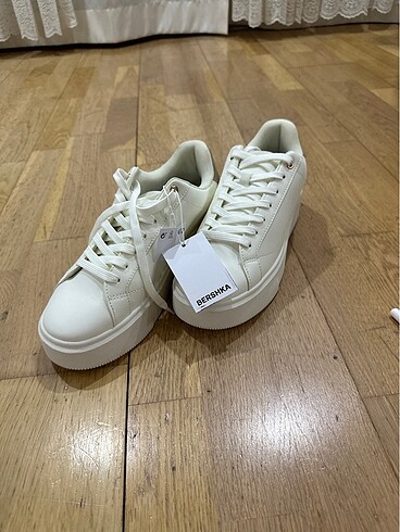 Yeni etiketli sneaker