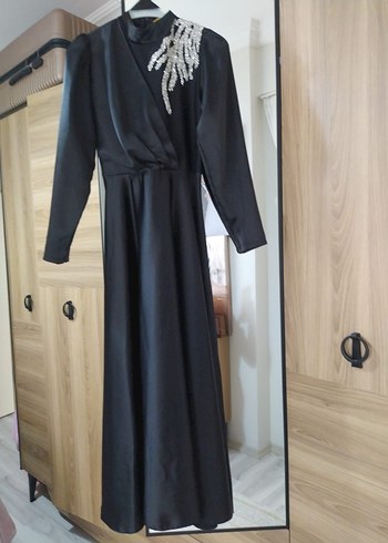 Uzun Kollu Siyah Nakışlı Uzun Elbise