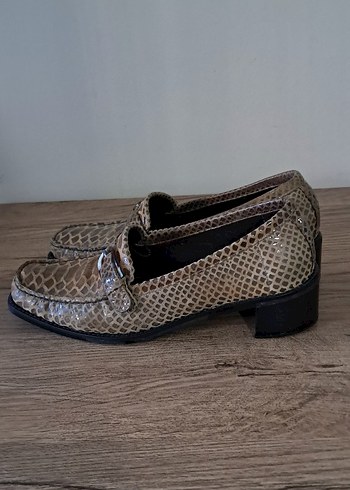 Stuart Weitzman Kahverengi Yılan Derisi Tokalı Kadın Klasik Ayakkabı