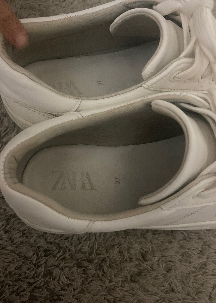 Beyaz spor ayakkabı - Görsel 2