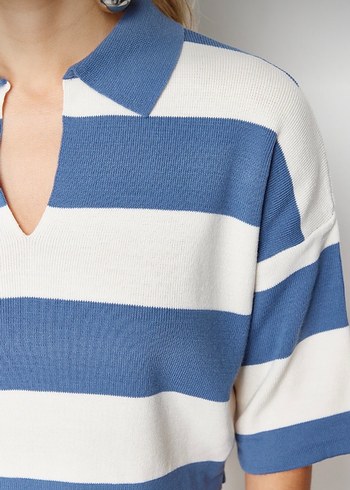 Düğmeli V Yaka Çizgili Crop Top - Görsel 2