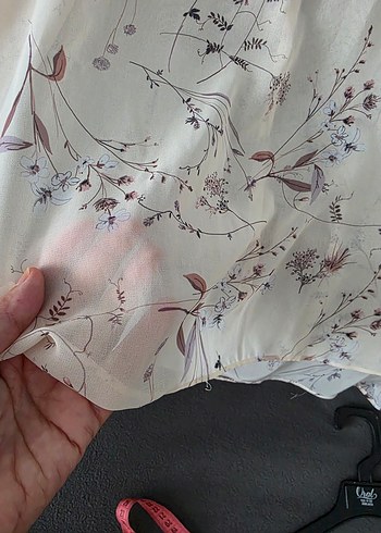 Mango marka Bej Desenli V Yaka Kolsuz Bluz - Görsel 5