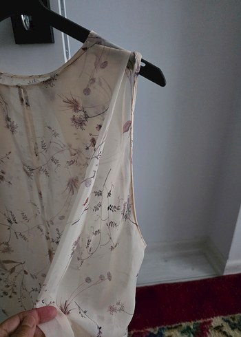 Mango marka Bej Desenli V Yaka Kolsuz Bluz - Görsel 3