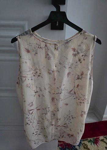 Mango marka Bej Desenli V Yaka Kolsuz Bluz - Görsel 2