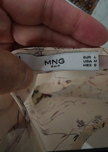 Mango marka Bej Desenli V Yaka Kolsuz Bluz - Görsel 4