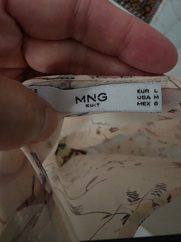 Mango marka Bej Desenli V Yaka Kolsuz Bluz - Görsel 4