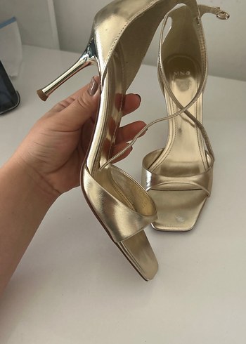 38 Beden Kadın Altın Stiletto Topuklu Sadece Davette İki Saat Kullandım