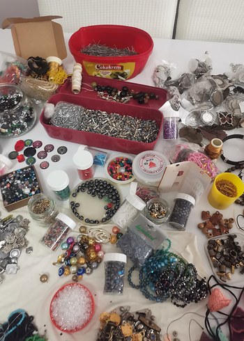 Çeşitli Renkli Hobi ve Takı Malzemeleri