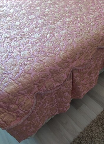 Simli kabartmali yatak örtüsü. Antika
