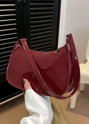 Cherry red kol çantası 