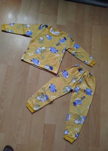 5 Yaş Beden altın Renk Yeni gibi bir defa giyildi kış için ideal yumuşacık pijama takım