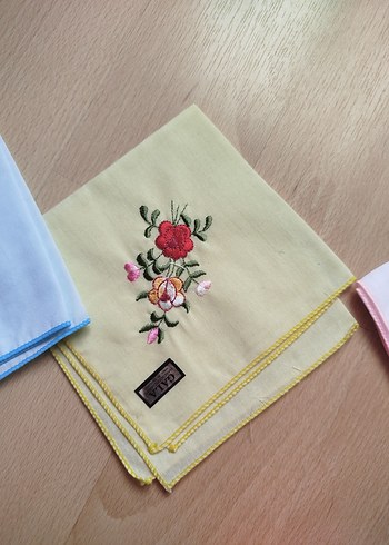 Beden Sıfır etiketli nakış desenli mendil 4 adet 27x27 cm.