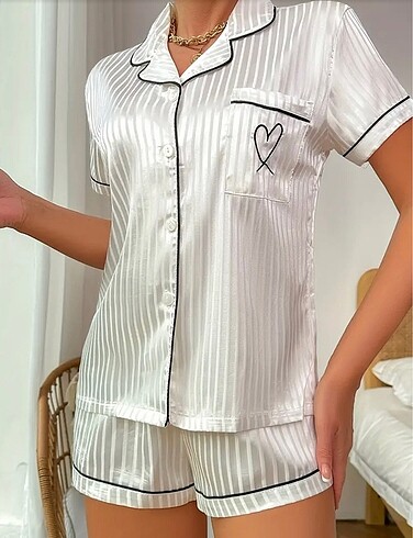 Kalp nakışlı saten şortlu pijama takımı